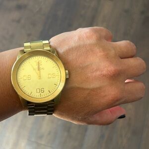 🔥Attractive Nixon, gold, “Corporal” watch, so stylish! Water-resistant to 300M